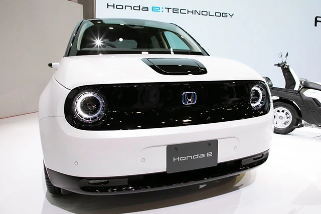 ホンダ「ホンダｅ」イギリスなどでは約３５０万円で予約がスタートしている。ニッポンでも今秋に発売予定。全長は４ｍ未満とコンパクト。後輪駆動だ