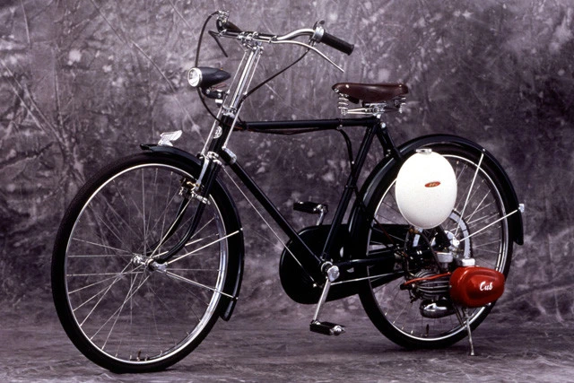 ホンダ「カブＦ型」。ホンダが１９５２年に開発したカブＦ型（５０㏄、２サイクル）は全国の自転車店向けに販売。“パタパタ”と呼ばれ人気に