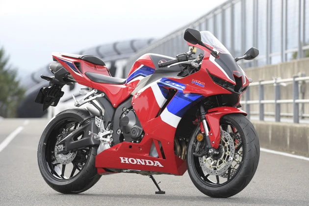 ホンダ 新型CBR600RR 価格:160万6000円 オプションのオートシフターを選べばギヤチェンジ時のクラッチ操作は不要に。ライダーはスロットル操作のみに全力集中できる
