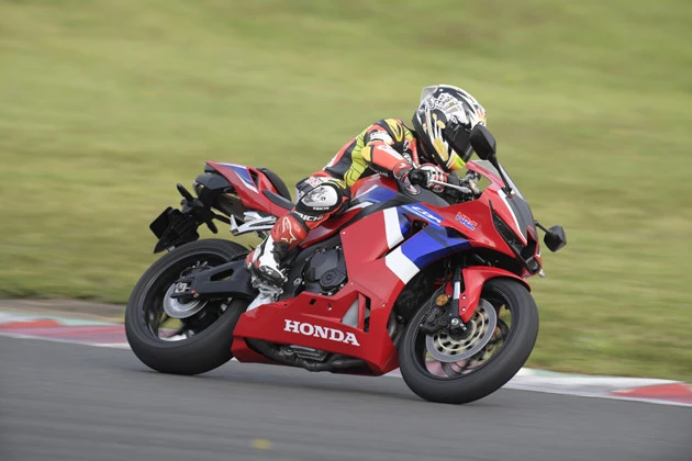 チャンピオン自ら開発ライダーを担当。高回転域での出力向上を要望し、サーキットでラクにタイムが出せるようになった。従来比2kg軽量化