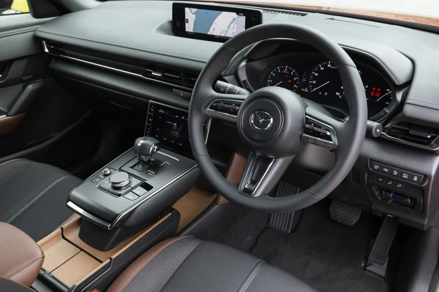 エアコンの操作などをタッチパネルに集約。シフトはステーショナリー式を採用