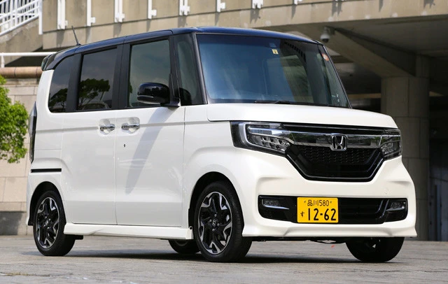 ホンダ「Ｎ‐ＢＯＸ」リセールランキング：Ａ●価格１７４万６８００～１９９万６５００円●値引き目標額６万円●ボディサイズ＝全長３３９５㎜×全幅１４７５㎜×全高１７９０㎜。１０万台超を売り今年上半期の新車販売台数ランキング１位に輝いた。中古車市場でも大人気