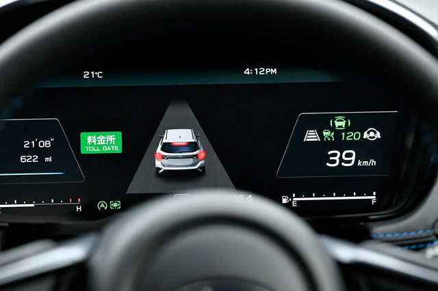 料金所前速度制御。高速道路の料金所手前や少しきついカーブでは地図データをベースに自動で減速してくれる