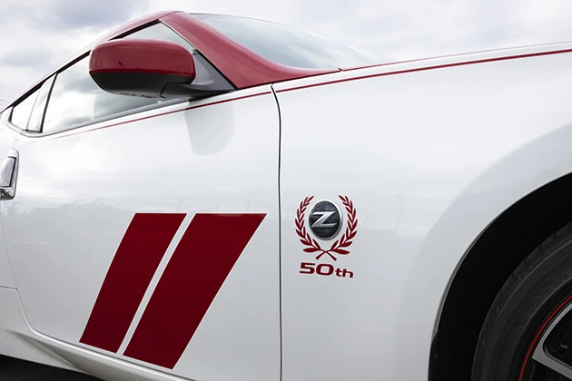 フロントフェンダーには50周年を記念したステッカーが!