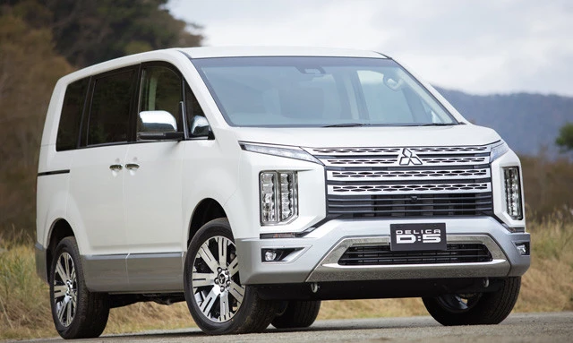 三菱「デリカＤ：５」リセールランキング：ＡＡ。●価格３９１万３８００～４３７万１４００円●値引き目標額３３万円●ボディサイズ＝全長４８００㎜×全幅１７９５㎜×全高１８７５㎜。昨年１１月の改良で大変身。ド迫力の顔面とクリーンディーゼルエンジンはマジでビンビン