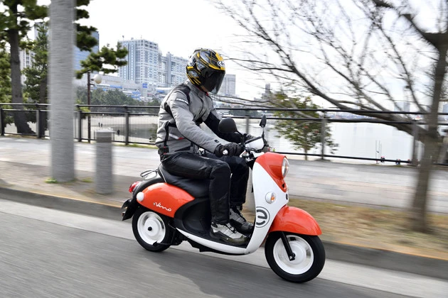 ヤマハ E-Vino 2015年に発売。航続距離はカタログ公表値で29km。シート下トランクに予備バッテリーを積める。価格21万9000円(税抜)