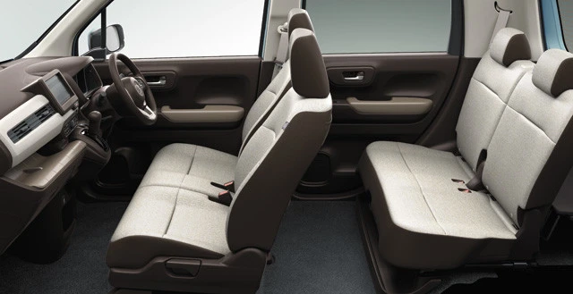 テレスコピック&チルトステアリングで最適な運転ポジションが可能。現行の軽では唯一の採用だ