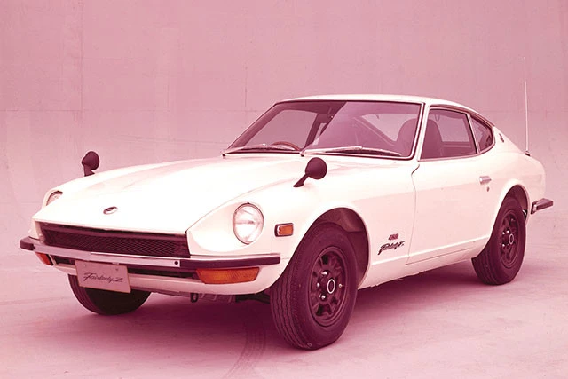 初代Ｓ３０／１９６９（昭和４４年）－１９７８（昭和５３年）。直列６気筒エンジンを搭載。日本仕様は２Ｌで最高出力は１３０ＰＳ。トランスミッションは５速ＭＴ。車重は標準モデルで９７５㎏