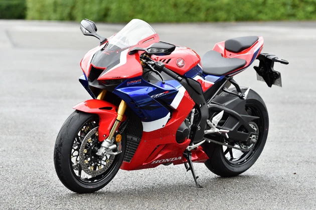 モトGP直系のウイングはハンパない安定感を生み出す。ちなみに灯火類はフルLED