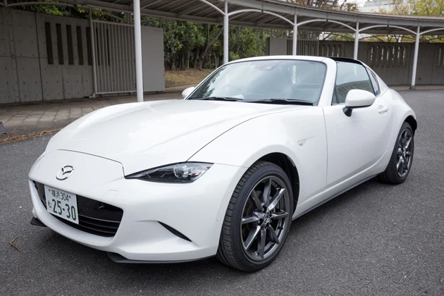 マツダ　ロードスター　価格：２６０万１５００円～３９０万６００円　昨年１１月に改良を受けたロードスターとロードスターＲＦ。予防安全技術システムは夜間の歩行者も検知可能に。本革素材の質感もアップ