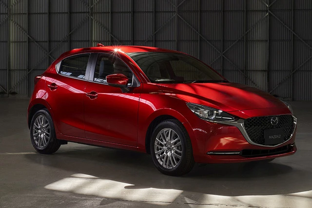 マツダ「マツダ2 XDプロアクティブSパッケージ」6速MT、価格215万6000円●エンジン:1500cc直列4気筒DOHC16バルブ●乗員人数:5名●最高出力:77kW(105PS)/4000rpm●使用燃料:軽油●サイズ:全長4065㎜×全幅1695㎜×全高1500㎜。1.5Lのディーゼルエンジンは2.5Lガソリン車並みのぎんぎんトルクを誇る逸品だ