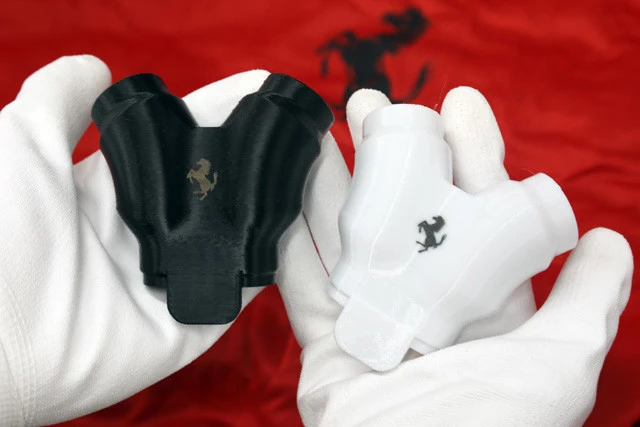 フェラーリがマラネロ工場で生産する人工呼吸器用のバルブ。跳ね馬のマークが入っている