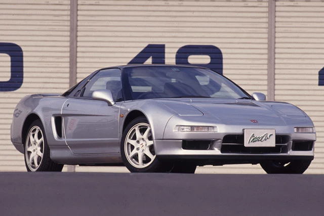6位 ホンダ「NSX」 1990年に初代が誕生。2006年まで生産された。ちなみに92年に追加されたNSXタイプRは世の野郎どもをギンギンにさせた