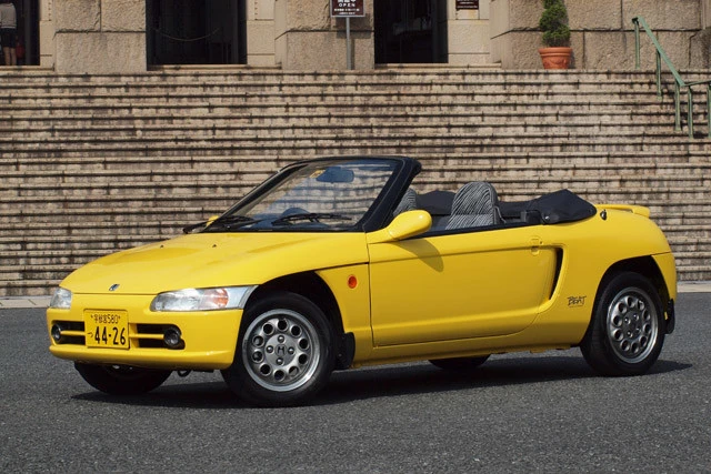 ホンダ「ビート」 1991年発売。ボディはフルオープンモノコックを採用。車重は760㎏と超軽量。後輪駆動のミッドシップ