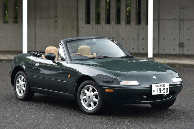 ３位　マツダ「ユーノスロードスター」 １９８９年に誕生した初代ロードスター。１９９７年まで８年間生産された。初代の累計生産台数は４３万台超を誇る名車中の名車である