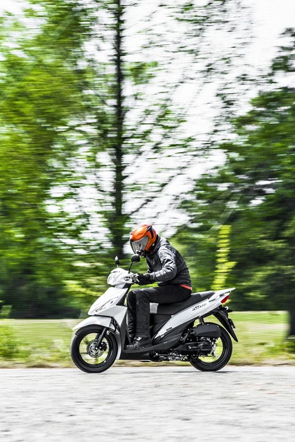 第2位 スズキ アドレス110 こちらも佐川が試乗。「新開発のエンジンは、燃費と走行性能を両立しています。コスパ最高の一台です」。価格は21万7800円