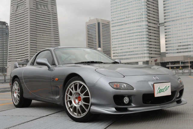 ７位　マツダ「ＲＸ－７」 ３代目ＲＸ－７は１９９１年デビュー。２００２年まで活躍した泣く子も黙るロータリースポーツだ。熟成を重ね、最終的には２８０ＰＳに