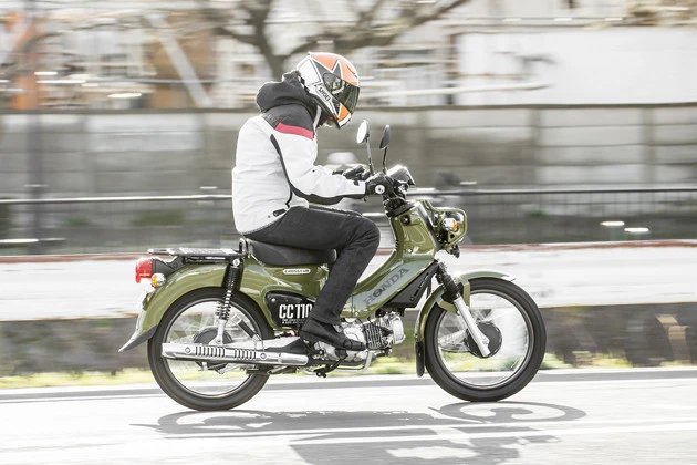 第1位  ホンダ クロスカブ110 クロスカブをギンギン試乗した佐川は真顔で「楽しい」。新テールランプを装備した新型は6月19日発売。価格は34万1000円