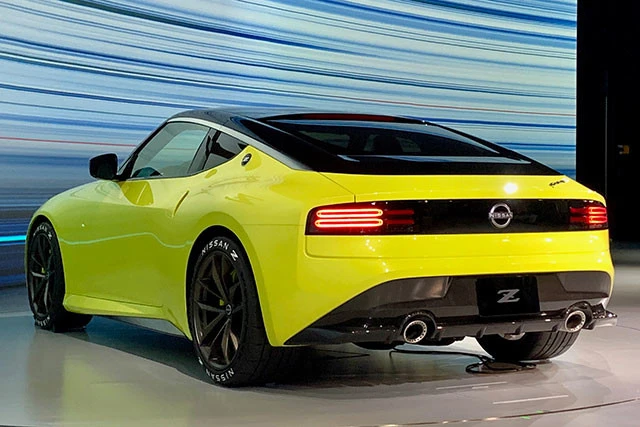 ＬＥＤのテールランプは４代目をモチーフにしているという。エンブレムは斜めに配置