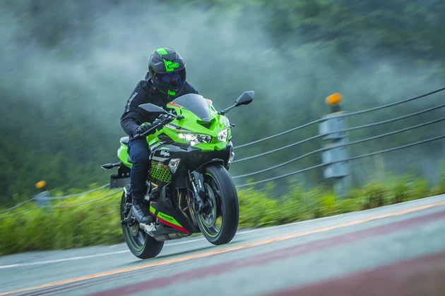【第2位】カワサキ ニンジャZX-25R。カワサキが誇る4気筒エンジンを搭載したスポーツ車は、9月の発売と同時に完売店続出。価格82万5000~91万3000円