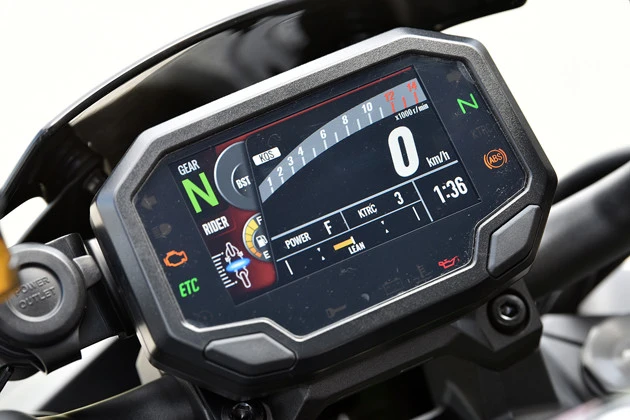 チェックポイント1 液晶カラースクリーンのパネルは、専用のアプリを使用するとスマホとの相互通信も可能に