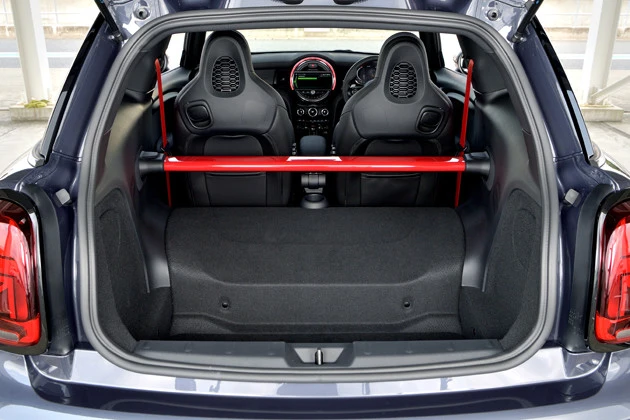 赤い補強バーの装着で剛性はビンビン。ちなみに後部座席はない。実に男らしいマシンだ