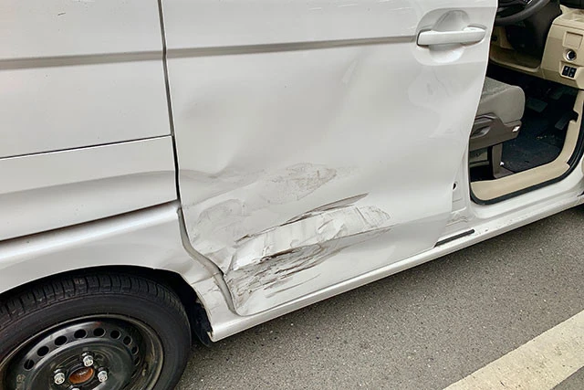 オザワの愛車Ｎ－ＢＯＸの運転席側後部に営業車が衝突。しかし、ボディは大破することもなく、事故後も普通に走ったという