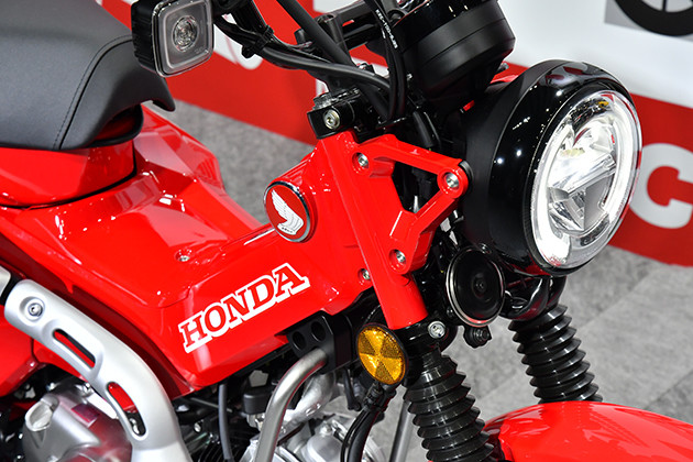 ヘッドまわりは補強。伝統を感じるオールドウイングマークの立体エンブレムを採用した