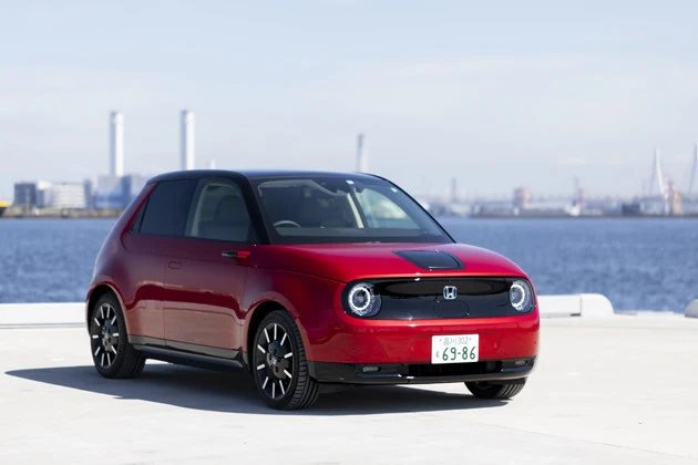 【クルマ業界 2020年 総括5】10月30日に国内で発売したホンダe。大型モニターがズラリの室内は圧巻。サイドミラーの代わりにカメラがつく。価格は451万~495万円
