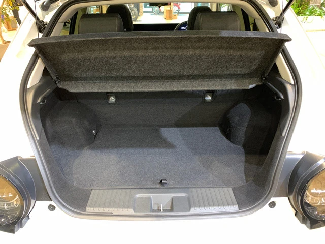 リアにはモーターを搭載。通常の状態でも折りたたんだベビーカーを積み込める