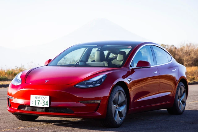 テスラ モデル3。新型コロナの感染拡大のなかでも黒字をキープする米テスラの量販車。日本では昨年9月にデリバリー開始。価格511万~717万3000円