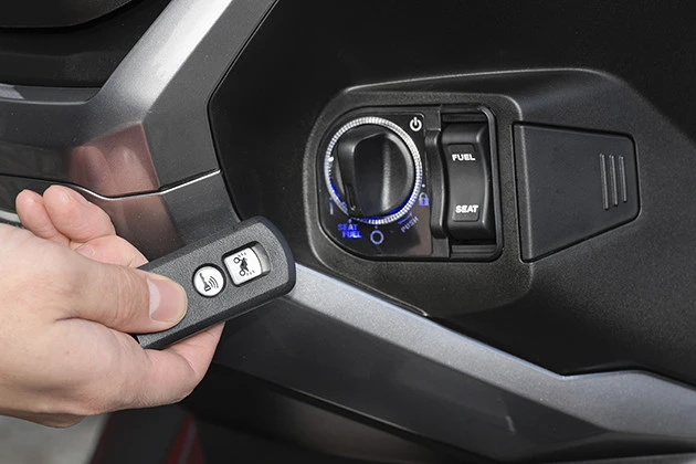 【チェックポイント4】エンジンのオン・オフだけでなく、ハンドルロックまでキーレス操作可能なのがうれしい