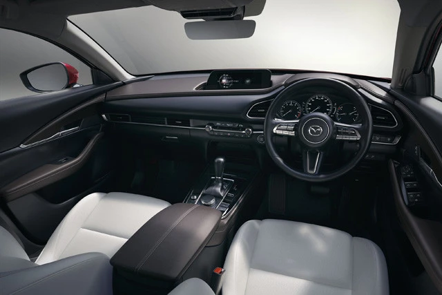 長時間の運転でも、自然な姿勢を保てる新構造のシートを採用