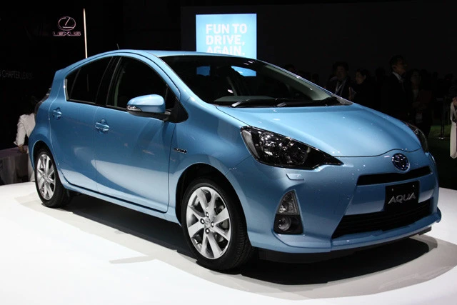 トヨタ「アクア」価格１８１万８３００～２５８万１７００円。燃費データ●ＦＦ車　●ＪＣ０８モード　３４．４㎞～３８㎞　●実燃費２５㎞。１１年１２月デビュー。２代目プリウスのハイブリッドを搭載。骨格はヴィッツだ