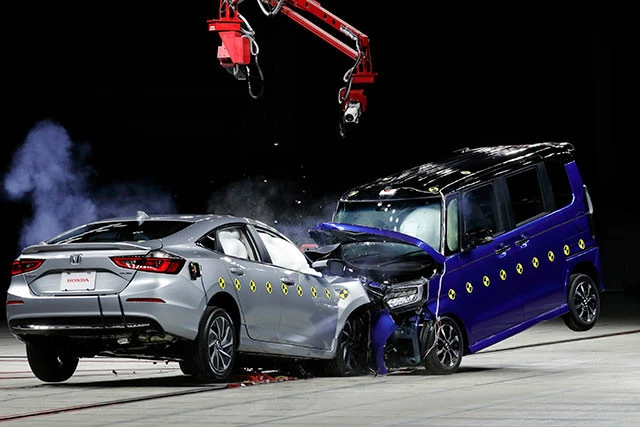 この実験は昨年、ホンダの研究所内にある屋内型全方位衝突実験施設で行なわれた。Ｎ－ＢＯＸは半回転して停止した