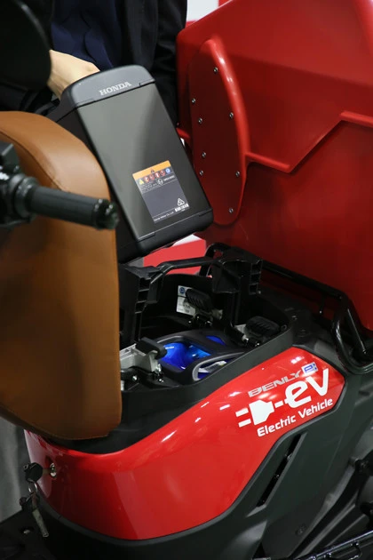 ベンリィイーに搭載されるモバイルパワーパックは約10kgと重い。ホンダは充電ユニットも開発している