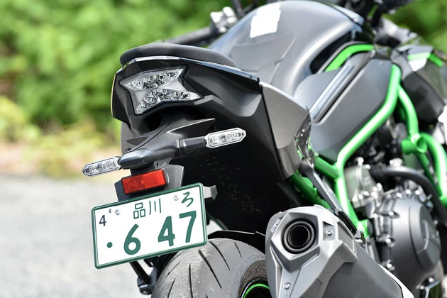 チェックポイント3 灯火器類はすべてLEDを採用。すごみのあるデザインは流れるようにコンパクトなテールエンドへ