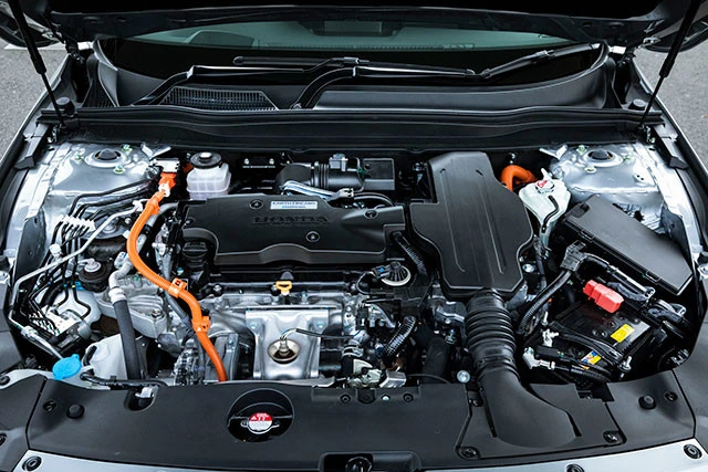 パワーユニットは2モーター式のハイブリッドを搭載。走りは上質
