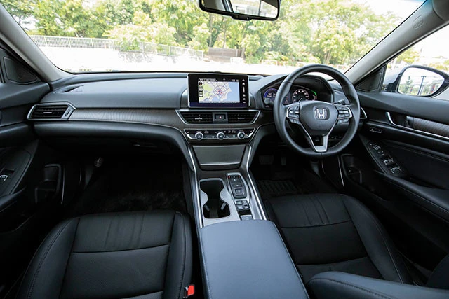 2種類から選べる本革シートは標準。運転席、助手席どちらも電動