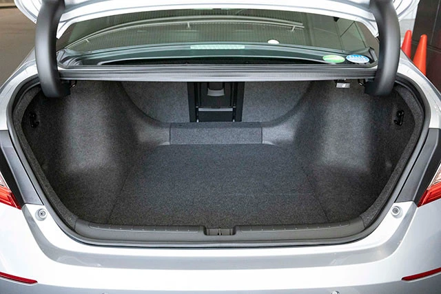 クラストップレベルの広さを誇るトランクの荷室容量は573L