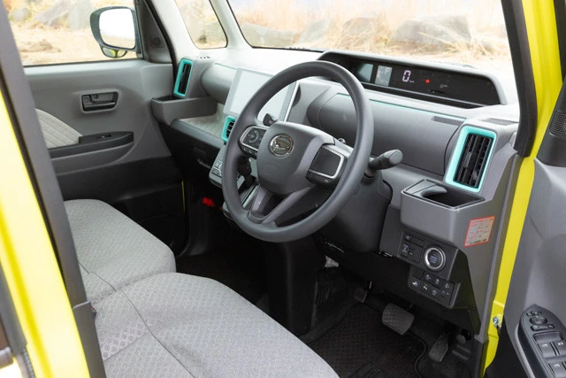 メーターはデジタルタイプ。運転席前の収納にはUSBソケットを用意する