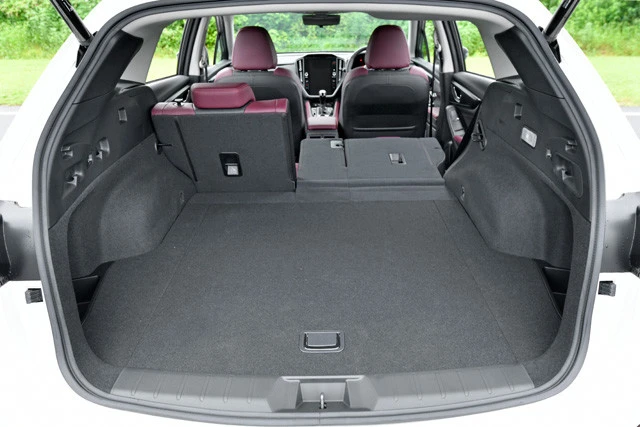 ラゲッジの使える感はハンパない。スキー板など長尺物も余裕で積める