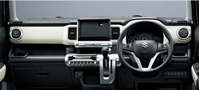 後席は左右独立スライド機構付き。スペースも十分。軽のハスラーとは別物だ