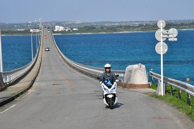 宮古島の美しいの海の上に伸びる一本の道でホンダの電動スクーター「PCXエレクトリック」をガッツリ試乗する青木