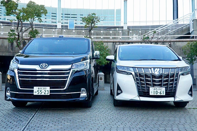 新型グランエース（左）と並ぶと、トヨタが誇る最高級ミニバン・アルファード（右）が超小さく見える。グランエース、デカッ！