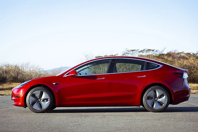 充電口は左のリアコンビランプ近くに設けられている。バッテリーはフロアにレイアウト