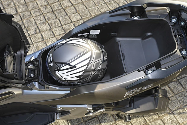 【チェックポイント2】フルフェイスヘルメットも入る容量27リットルの収納スペース。機能性もバツグン!