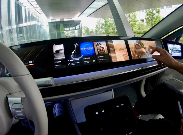 内装で目を引くのは３枚の液晶ディスプレイ。中央と助手席側に音楽や映像コンテンツを表示する