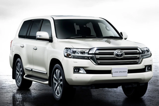 トヨタ「ランドクルーザー」リセールランキング：ＡＡＡ●価格４８２万６８００～６９７万４０００円●値引き目標額２９万円●ボディサイズ＝全長４９５０㎜×全幅１９８０㎜×全高１８７０㎜。日本が世界に誇る超本格クロカン。高い走破性を持つ。現行型のデビューは２００７年。今年中のフルモデルチェンジのウワサもある