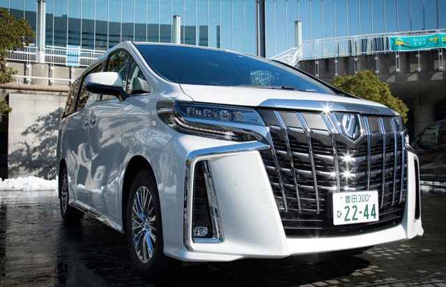 トヨタ「アルファード」リセールランキング：ＡＡ●価格３５２万～７７５万２０００円●値引き目標額２７万円●ボディサイズ＝全長４９３５㎜×全幅１８５０㎜×全高１９３５㎜。コロナ禍でも販売絶好調のミニバンの絶対王者。正直、けっこうなお値段だが、このゴツ顔になって人気大爆発